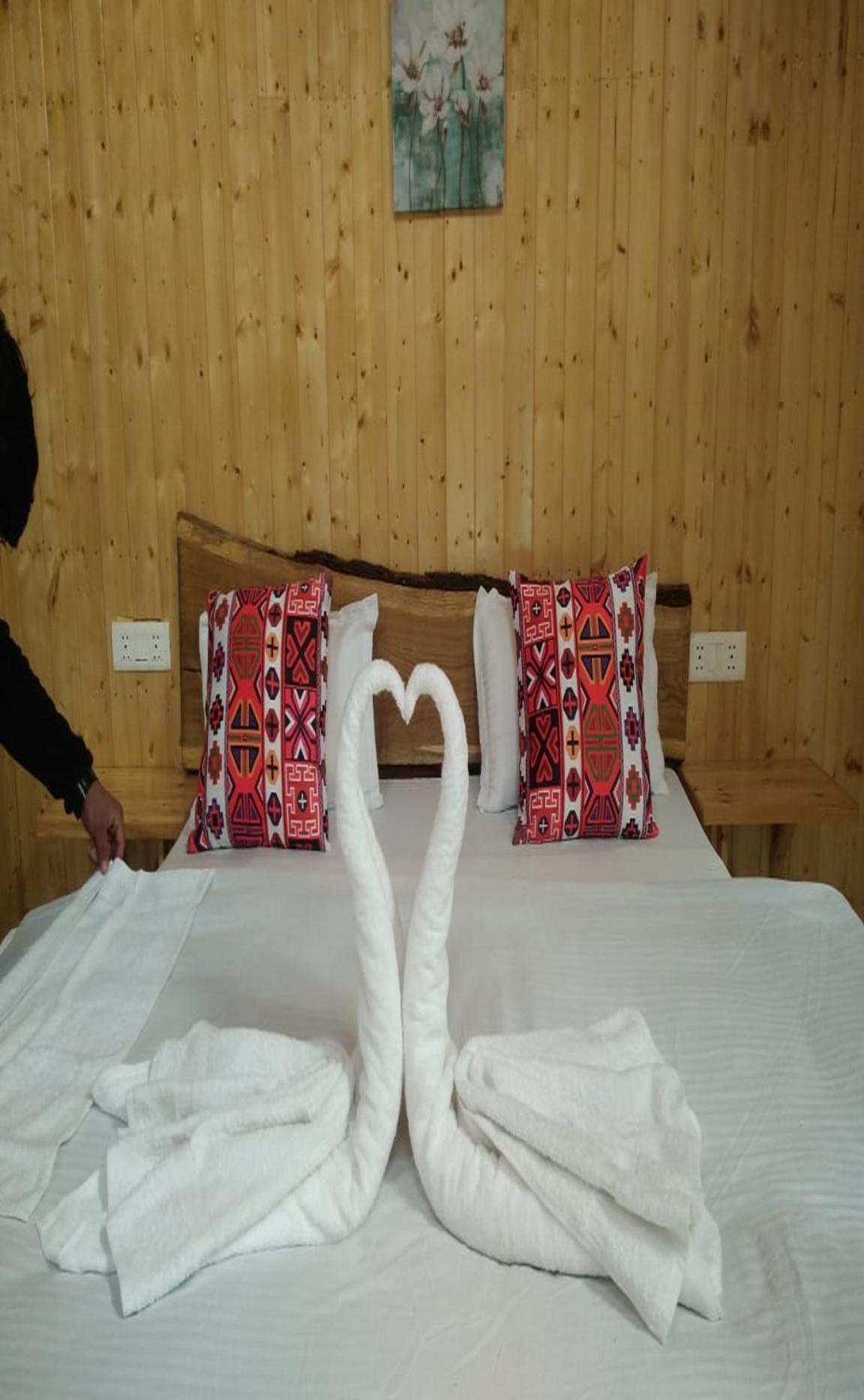 Offbeat Abodes - Tirthan Valley Banjar Екстер'єр фото